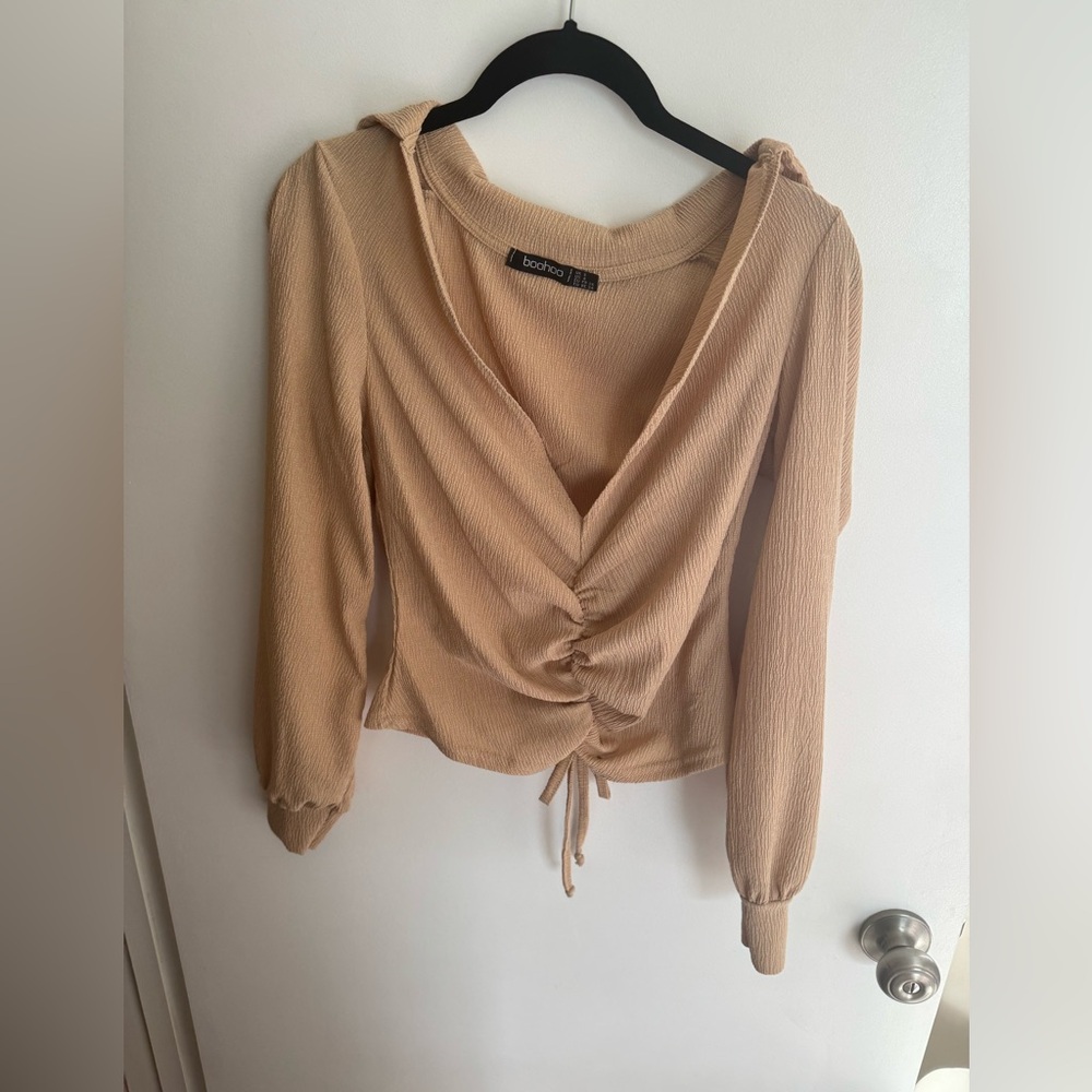 Boohoo Size 4 Long Sleeved Ruched V neck collared top